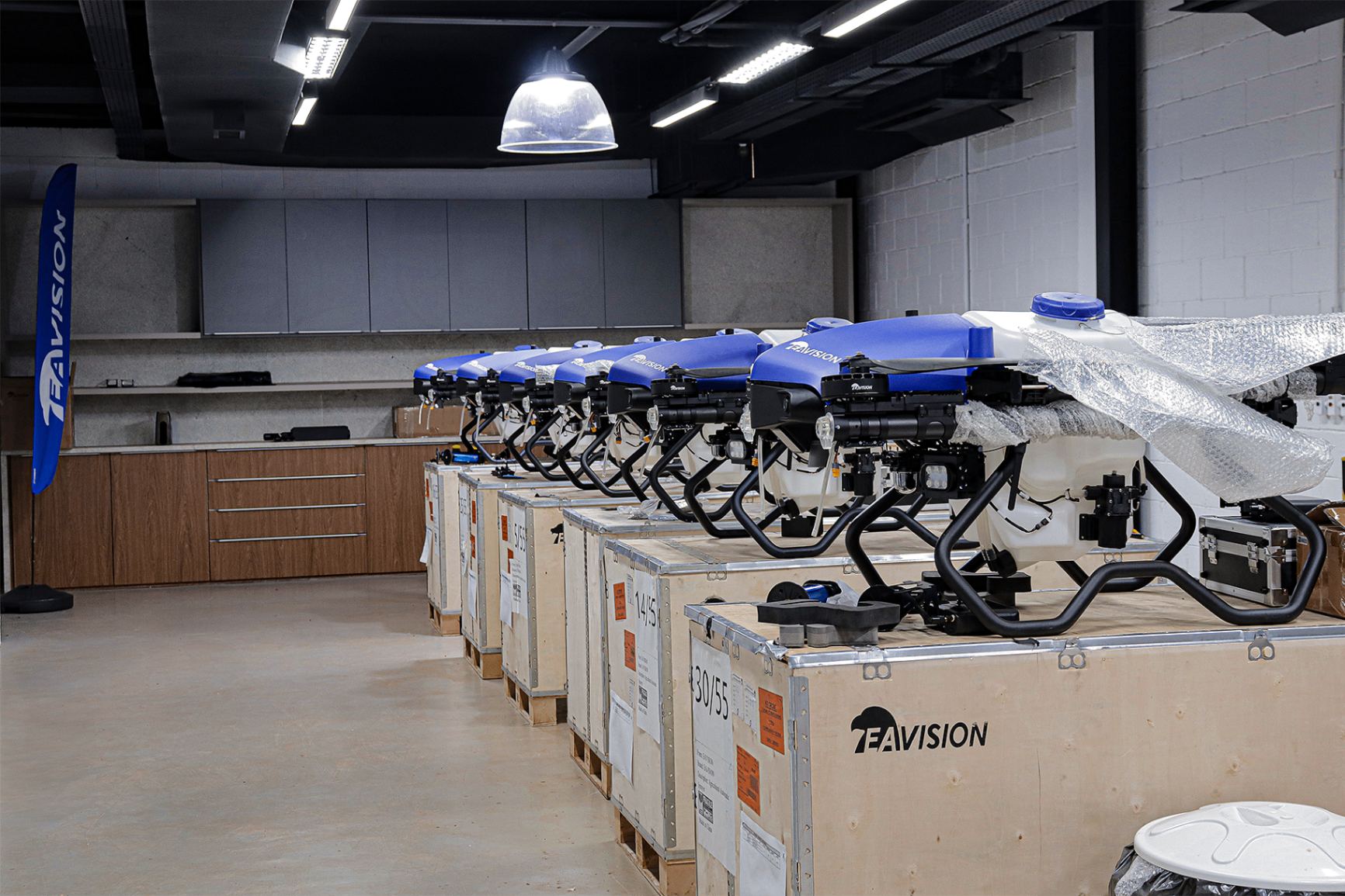 Base operacional Skywalker com caminhão, gerador e drones