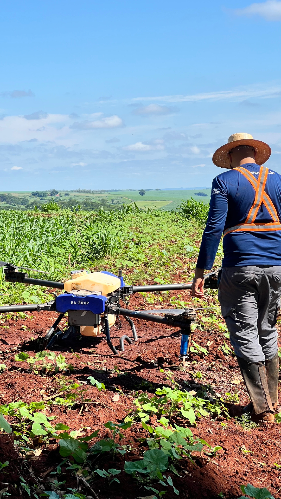 Operador Skywalker em campo com drone EA-30XP